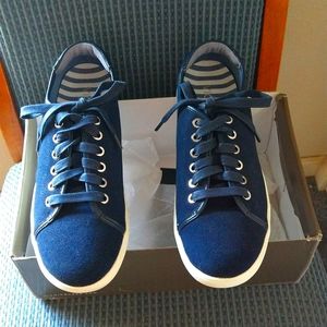 Vionic Shoes New, 8.5 med, Dk blue swede material.